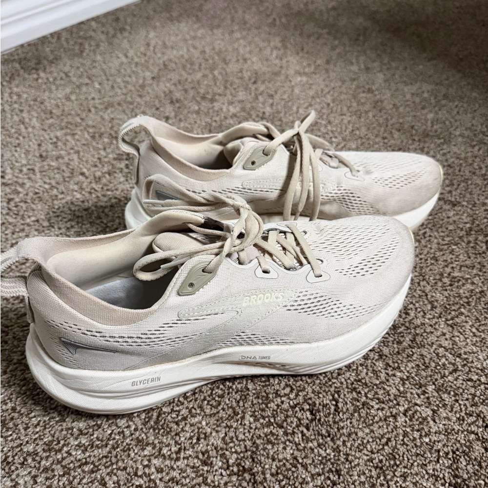 Brooks Women's Beige Sneakers